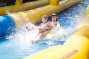 Die Besucher auf der 200 Meter langen Wasserrutschbahn kommen auf ihre Kosten (Bild: Manuela Jans-Koch (Luzern, 4. August 2018)