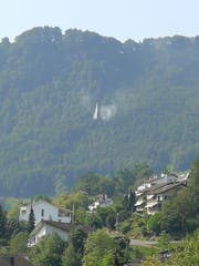 Oberhalb von Hergiswil löscht ein Helikopter das Feuer, das der Flugzeugabsturz verursacht hat. (Bild: Leserreporter)