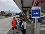 Beim Bahnhof Küssnacht läuft ein Ersatzbetrieb. Bild: Geri Holdener, Bote der Urschweiz