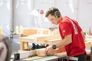 Das Ziel aller Teilnehmer der SwissSkills: Die Berufsweltmeisterschaften Worldskills. Im Bild Zimmermann Florian Nock am 2. Wettkampftag an den Worldskills 2017 in Abu Dhabi. (Bild: SwissSkills/Michael Zanghellini/SwissSkills)
