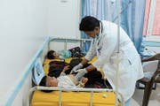 Ein Arzt untersucht mit Cholera infizierte Kinder in einem Spital in Jemens Hauptstadt Sanaa. (Bild: Mohammed Mohammed/Keystone (Sanaa, 31. Juli 2018))