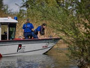 Ein 30-jähriger Mann ist am Freitag beim Baden in der Aare bei Luterbach SO ertrunken. Die Polizeitaucher konnten den Mann nur noch tot bergen. (Bild: Keystone/REMO BUESS)