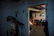 Zu Hause bei Sinforosa Sancho und Martín Colomer: Auf dem Feuer wird später Fleisch grilliert. (Bild: Susana Vera/Reuters (La Estrella, 23. Mai 2018))
