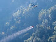 Beim Absturz eines Kleinflugzeugs in Hergiswil NW sind mehrere Personen ums Leben gekommen. Die Bergung ist noch im Gang. (Bild: KEYSTONE/URS FLUEELER)