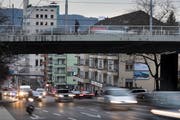 Auf der vierspurigen Zürcher Rosengartenstrasse - einer Transitstrasse mitten in der Stadt - wollten Anwohner und das Stadtparlament zwei Fussgängerstreifen. Doch der Kanton sagte Nein - aus Sicherheitsgründen.