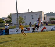 Der FC Eschlikon (weiss) spielt gegen den FC Tobel-Affeltrangen: Die Gastgeber konnten am Ende den Herdern-Cup zum ersten Mal für sich entscheiden. (Bild: Christoph Heer)