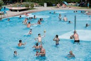 Hochbetrieb am Sonntagnachmittag im Schwimmbad Sonnenrain. (Bild: Ralph Ribi (Wittenbach, 5. August 2018))