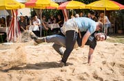 In der Hitze des Gefechts bemerken die beiden Plausch-Schwinger am Chäsi-Schwinget die heissen Temperaturen gar nicht – es geht um den Sieg. (Bild: Reto Martin)