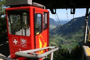 «S'rote Bähnli» in der Bergstation nur einige Meter unterhalb des Stausees. (Bild Sepp Odermatt, Oberrickenbach, 16. Juli 2018)