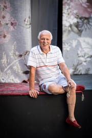 Der bekannte Schauspieler und Comedian Walter Andreas Müller (WAM) auf der Bühne des Schlosses Hagenwil, wo er im Stück "Die Affäre Rue de Lourcine" mitspielt. (Bild: Reto Martin)
