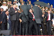 Sicherheitskräfte schützen Nicolás Maduro mit schusssicheren Decken. (Bild: Xinhua, Caracas, 4. August 2018)