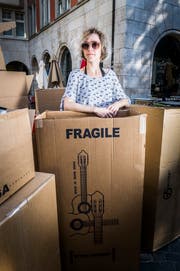 Fragil ist sie höchstens auf den ersten Blick: Comedienne Martina Hügi in einer Kartonburg. (Bild: Andrea Stalder)