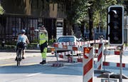 Ein Mitarbeiter der Giwa Security bei einer Baustelle in Zug. Bild: Werner Schelbert (Zug, 3. August 2018)