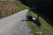 Wegen Kies rutschte der Motorradfahrer aus und stürzte. (Bild: Kapo)