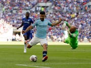 Matchwinner Sergio Agüero zwingt Chelseas Goalie Willy Caballero zu einer Flugeinlage (Bild: KEYSTONE/AP/TIM IRELAND)
