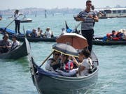 Dichtestress auf den Wasserstrassen in Venedig: Nach zwei tödlichen Unfällen fordern nun auch Politiker rasche Massnahmen. (Bild: KEYSTONE/EPA ANSA/ANDREA MEROLA)