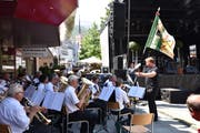 Der Musikverein Buchs-Räfis spielte zum Auftakt der Feier «150 Jahre Bahnhofstrasse Buchs». (Bilder Heini Schwendener)