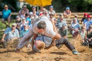 Schwingfest auf dem Ricken: Im Schlussgang gewinnt Tobias Krähenbühl gegen den Herisauer Martin Roth © Urs Bucher/TAGBLATT