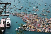Sisikon war am Sonntag gut besucht: 8200 Schaulustige kamen ans Klippenspringen. (Jakob Ineichen (Sisikon, 5. August 2018))