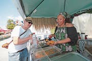 Der Food-Festival-Besucher Pius Eberhard aus Hünenberg probiert ein afro-karibisches Gericht am Essensstand von Ejay Aninye. Bild: Roger Zbinden (Cham, 4. August 2018)