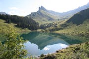 Das Bergpanorama spiegelt sich im Bannalpsee. (Bild: Sepp Odermatt, Oberrickenbach, 16. Juli 2018)