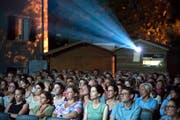 Die Besucher des Open-Air-Kinos verfolgen am ersten Abend im Innenhof des Staatsarchivs gebannt den Film. (Bild: Andreas Taverner)