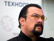 Nicht nur auf der Kinoleinwand gefragt: US-Actionfilmstar Steven Seagal ist von Russland zum Sonderbotschafter ernannt worden. Er soll die angespannten Beziehungen zwischen der USA und Russland auf kultureller Ebene verbessern. (Bild: KEYSTONE/AP/IVAN SEKRETAREV)