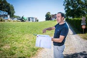 Matthias Gehring, Gemeindepräsident von Hautwil-Gottshaus, blickt vom Büelholzliweg auf das Gelände für den neuen Parkplatz. (Bild: Reto Martin)