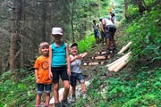 Vermehrt nehmen auch Familien mit Kindern tageweise am Lager der «Wägbuiär» teil und die Kinder werden möglichst auch in Arbeiten mit einbezogen. Damit soll der Mitgliedernachwuchs im Verein gesichert werden.Bild PD, Alpnach, 31. Juli 2018)
