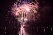 Besucher des Romanshorner Sommernachtsfest bestaunen das Feuerwerk. (Bild: Ralph Ribi, Romanshorn, 4. August 2018)