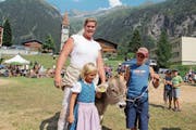 Siegerin Franziska Ruch mit ihrer Tochter Lara, die in der Kategorie «Zwergli» den 4. Rang belegte. (Bild: Paul Gwerder, Göschenen, 5. August 2018)