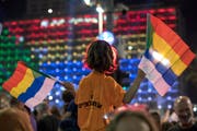 Ein Junge sitzt auf den Schultern seines Vater bei der Demonstration in Tel Aviv. (Bild: EPA/JIM HOLLANDER)