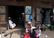 Ein Wahlplakat des Amtsinhabers Ibrahim Boubacar Keïta auf einem Markt in Bamako.(Bild: Mohammed Messara/EPA, Bamako, 30. Juli 2018)