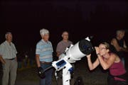 Der Blick durchs Teleskop bringt den faszinierenden Sternenhimmel und die Planeten näher. (Bild: Bilder: Adi Lippuner)