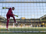 FCZ-Goalie Yanick Brecher muss den Ball viermal aus dem eigenen Netz fischen und Richtung Mittelpunkt kicken (Bild: KEYSTONE/PETER KLAUNZER)