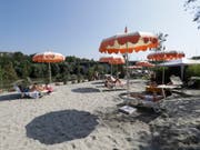 Sonnenbadende am ersten Sandstrand am Tiber in Rom. (Bild: Keystone/AP/GREGORIO BORGIA)