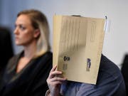 Im Missbrauchsfall von Staufen bei Freiburg im Breisgau ist ein 33-jähriger Spanier - im Bild versteckt hinter einem Aktendeckel - zu einer langen Freiheitsstrafe verurteilt worden. (Bild: KEYSTONE/dpa/PATRICK SEEGER)
