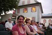 Daniela von Ah aus Alpnach (vorne links) und andere Besucher vor einer Kino-Vorstellung auf dem Landenberg in Sarnen. (Bild: Patricia Helfenstein-Burch (Sarnen, 2. August 2018))