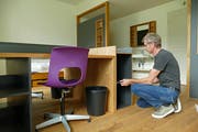 Betriebsleiter Beat Barmettler von der Kloster Schreinerei Engelberg erledigt letzte Arbeiten an der Einrichtung. (Bild: PD)