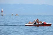 Zum Abkühlen raus auf den See: Bootsverleihern kommt der heisse Sommer sehr entgegen. (Bild: Reto Martin)