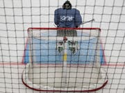 Der im Schweizer Eishockey neue, blau eingefärbte Torraum lässt die gegnerischen Spieler links und rechts des Pfostens näher ans Gehäuse heran. (Bild: Mario Gaccioli)