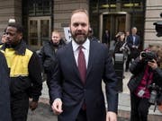 Rick Gates, langjähriger Mitarbeiter und Vertrauter von US-Präsident Donald Trumps Wahlkampfmanager Paul Manafort, verlässt das Gerichtsgebäude in Alexandria. (Bild: KEYSTONE/EPA/MICHAEL REYNOLDS)