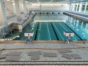 Das Wasserbecken im Hallenbad Oberuzwil ist schon fast vollständig gefüllt. Ab Montag läuft der Betrieb nach sechs Wochen Pause wieder. (Bilder: Angelina Donati)