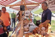 An 26 Ständen konnten die Besucher frische regionale Produkte kaufen. (Bild: Paul Gwerder, Klausenpass, 5. August 2018)