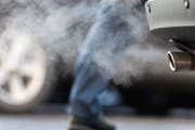 Bei Kranken und Ozon-Empfindlichen kann der so genannte «Sommersmog» gesundheitliche Probleme verursachen. (Bild: Gaetan Bally/Keystone, 23. Januar 2013)