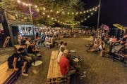 Die Strandfestwochen sind auch dank des heissen Wetters ein Erfolg beim Publikum. Schattenplätze gibt es reichlich. (Bild: PD/Cyrill Schlauri)