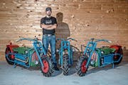 Kilian Kurmann in seiner Werkstatt mit drei Exemplaren der Einachser-Motorräder. (Bild: Pius Amrein (Gettnau, 30. Juli 2018))