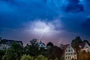 Eine Blitzschutzanlage auf dem Dach kann den Schaden, der durch einen Blitzeinschlag entsteht, reduzieren. (Bild: Getty)