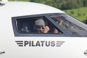 Chefpilot Reto Aeschlimann grüsst anlässlich des Erstflugs des PC-24 aus dem Cockpit. (Bild PD)