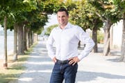Marcel Dobler am heimischen Zürichsee: «Die Digitalisierung ist keine Religion.» (Bild: Claudio Thoma)
